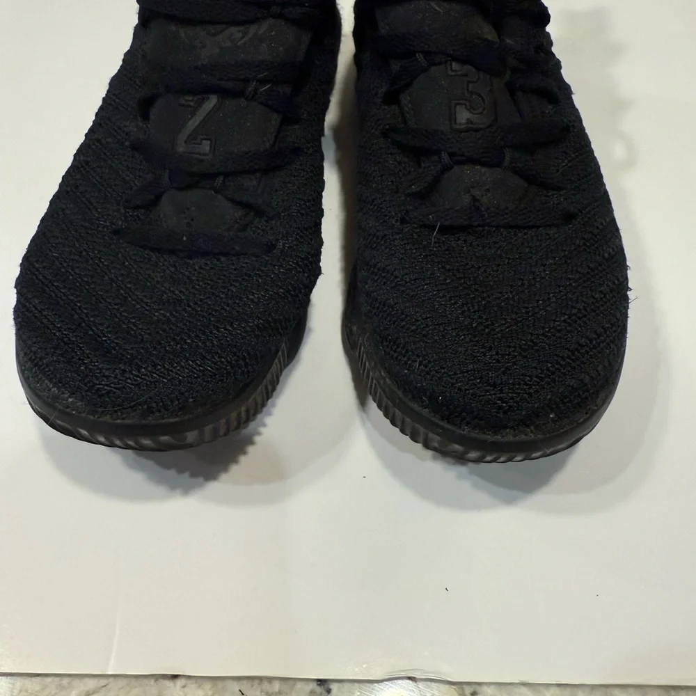 Nike LeBron XVI I Am King youth size 4